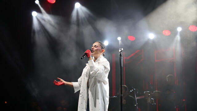 Şarkıcı Merve Özbey Osmancık'ta konser verdi