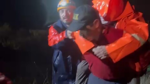 Bursa'da mahsur kalan yaşlı çift için seferber oldular: Jandarma sırtında taşıdı