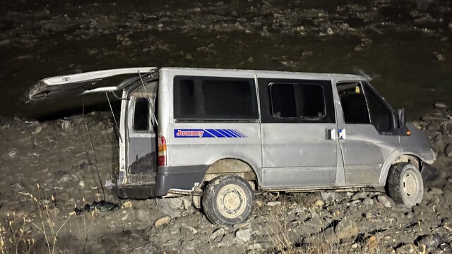 Hakkari'de düzensiz göçmenlerin bulunduğu minibüsün devrilmesi sonucu 24 kişi yaralandı
