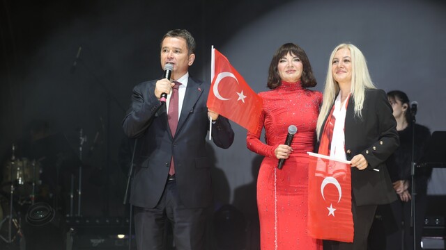 Osmangazi'de Cumhuriyet coşkusu Göksel'in şarkılarıyla taçlandı
Osmangazi Meydanı'nda cumhuriyet coşkusu doruğa çıktı