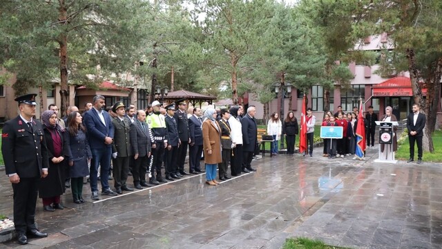 Tercan'da Cumhuriyet Bayramı dolayısıyla çelenk sunma töreni düzenlendi