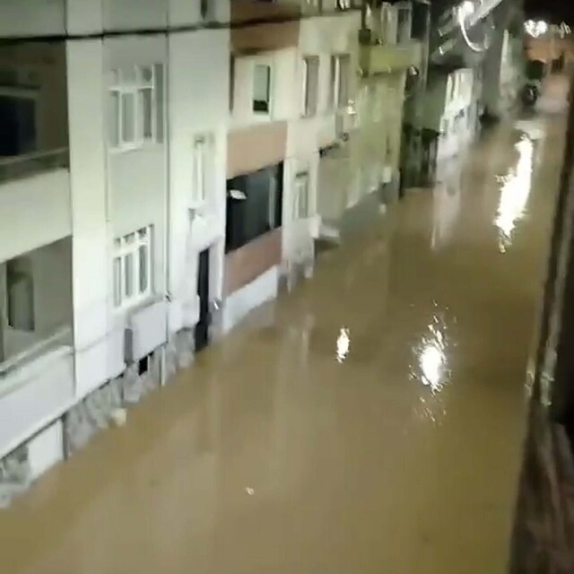 Çanakkale Biga'da sağanak; cadde ve sokaklar göle döndü