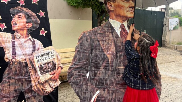 Yağmura aldırış etmeden Atasına şemsiye tutan küçük kızın davranışı yürekleri ısıttı