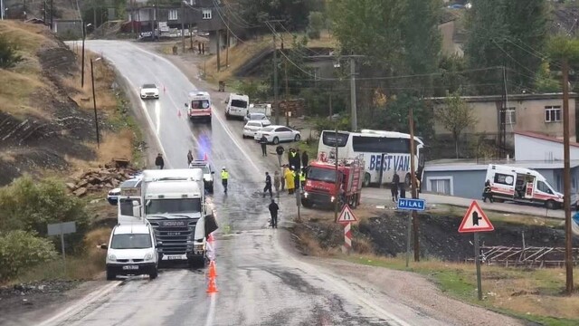 Şırnak'ta otobüs ile tır çarpıştı: 15 yaralı