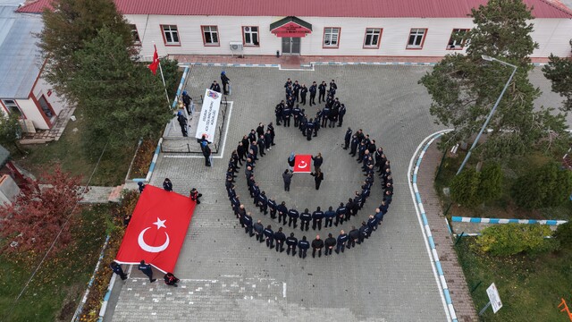 Erzurum'da cezaevi personelinden Cumhuriyet'in 103. yılına özel koreografi gösterisi