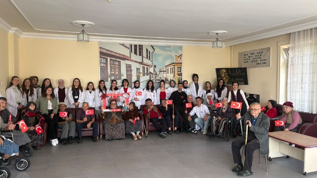 Eskişehir'de huzurevi sakinleri ve çocuklar Cumhuriyet Bayramı'nı kutladı