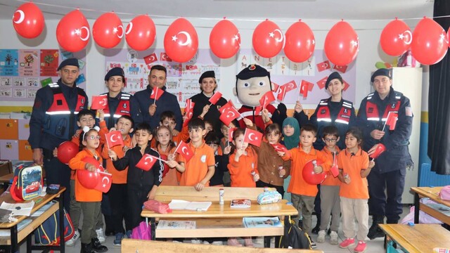 Eskişehir'de jandarmadan öğrencilere Cumhuriyet Bayramı ziyareti