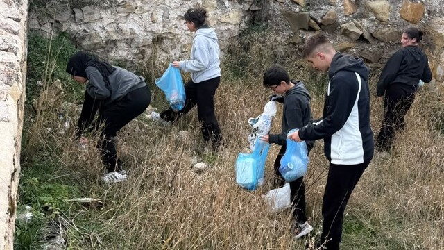 Öğrenciler Bayburt Kalesi'nin çevresini temizledi
