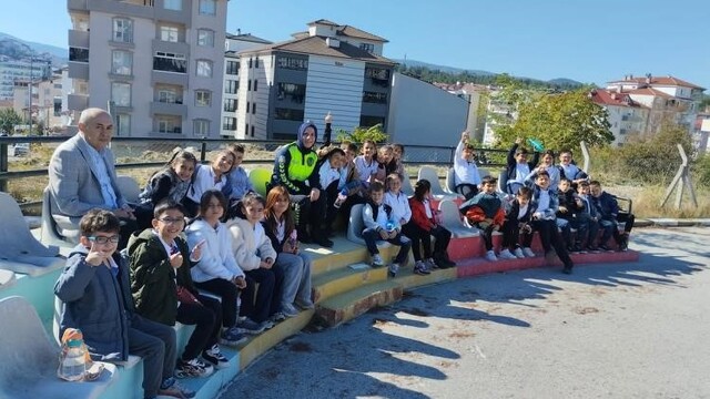 Bilecik'te ilkokul öğrencilerine uygulamalı trafik eğitimi