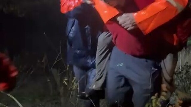 Bursa'da kaybolan çift bulundu; ekipler yaşlı adamı sırtında taşıdı