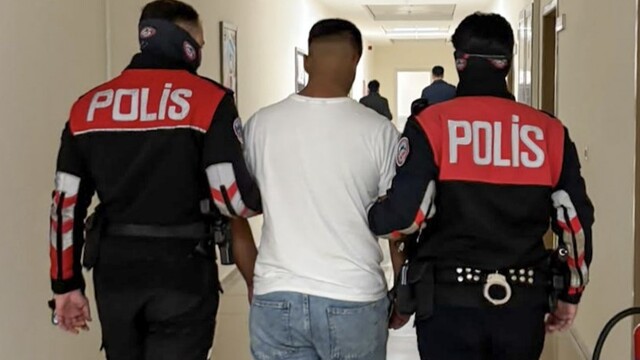 Manisa'da 152 yıl hapis cezasıyla aranan 17 yaşındaki şüpheli parkta yakalandı
