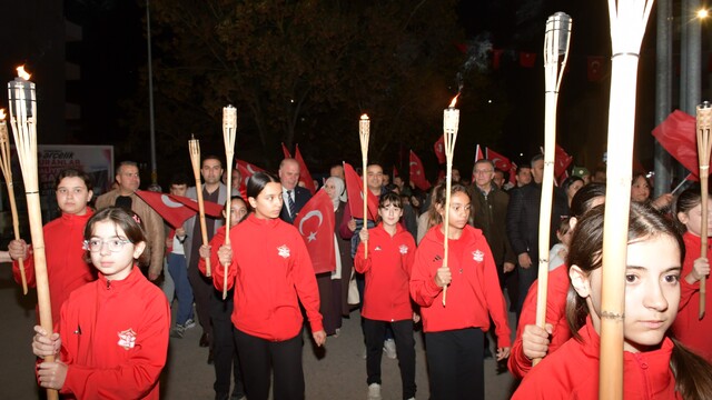 Osmaneli'de 29 Ekim Cumhuriyet Bayramı fener alayı düzenlendi