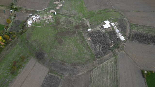 Tavşanlı'da 4 bin yıllık köpek pati buluntusunun heyecanı yaşanıyor
Tavşanlı Höyük'te ortaya çıkartılan kerpiç üzerindeki buluntu ilçe halkını gururlandırdı ve mutlu etti