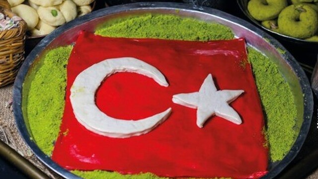 Cumhuriyet Bayramı'na özel ay yıldızlı katmer
