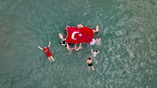 Samsun'da yüzücüler Cumhuriyet Bayramı'nı Karadeniz'de Türk bayrağı açarak kutladı