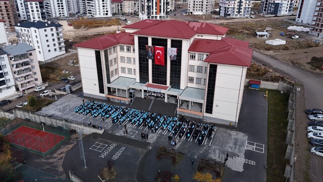 Sivas'ta 850 öğrenci coşkuyla Cumhuriyet şarkıları söyledi