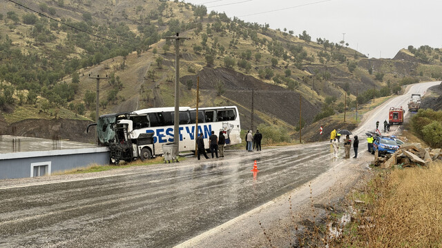Şırnak'ta tırla çarpıştıktan sonra eve çarpan yolcu otobüsündeki 15 kişi yaralandı
