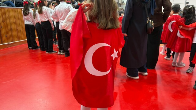 Sivrihisar'da 29 Ekim Cumhuriyet Bayramı coşkusu
Salonu dolduran çocuklar töreni kırmızı beyaza bürüdü