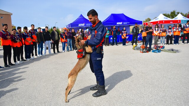 Van'da 700 üniversite öğrencisi AFAD gönüllüsü olarak afetlere hazırlanıyor