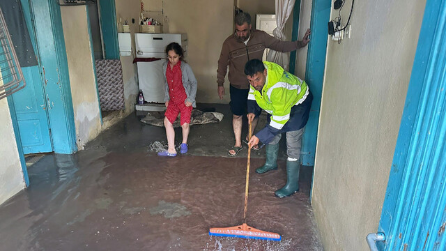 Mersin'de sağanak; ev ve iş yerlerini su bastı, yollar göle döndü