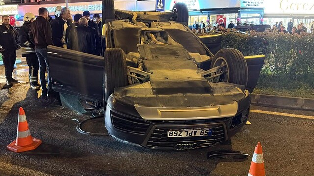 Otomobil, park halindeki araçlara çarpıp takla attı; 2 yaralı
