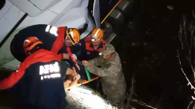 Elazığ'da tır şarampole uçtu: 2 yaralı
