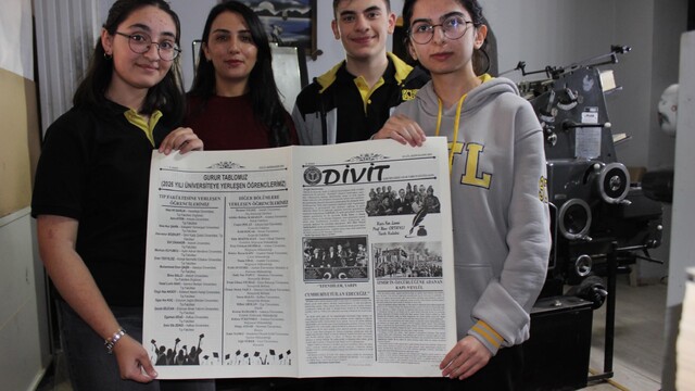 Kars'ta lise öğrencilerinden Cumhuriyet Bayramı'na özel gazete