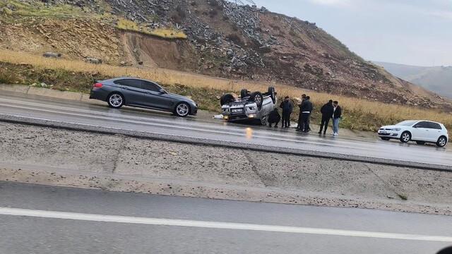 Siirt'te kontrolden çıkan otomobil takla attı: 2 yaralı
