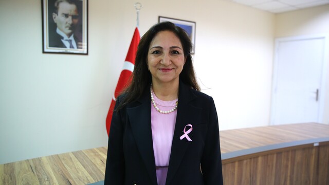 Kızının ısrarıyla hastaneye giden kadın meme kanserini yendi