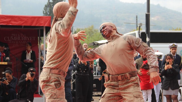 Manisa'da cumhuriyet coşkusuna jandarma komandolar damga vurdu
Jandarma komandoların yakın dövüş ve Muaythai gösterisi nefes kesti