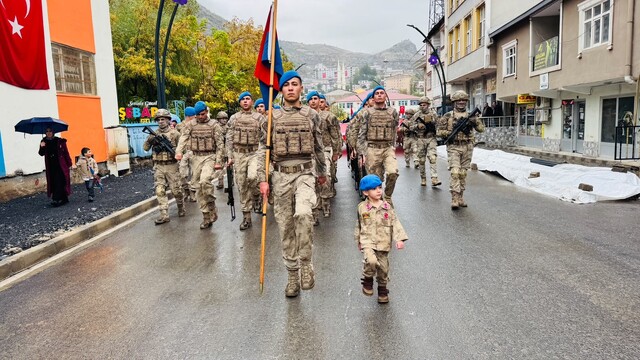 Beytüşşebap'ta minik çocuk yağmurlu havada askerlerin kortejine eşlik etti