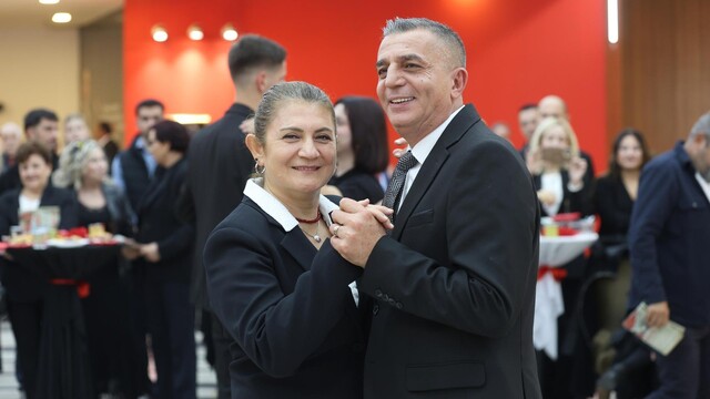 Cumhuriyet Balosunda vals ve zeybek bir arada