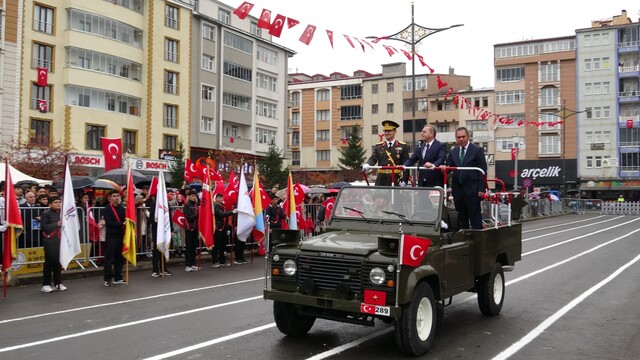 Kars'ta Cumhuriyet'in 103. yılı yağmur altında coşkuyla kutlandı
