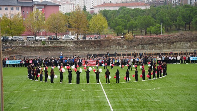 Sındırgı'da Cumhuriyet Bayramı coşkusu stadyuma taştı