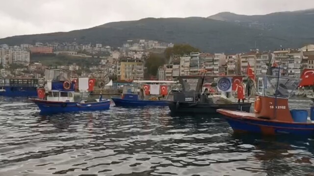 Gemlik'te tekne ve kayıklar Türk bayraklarıyla donatıldı