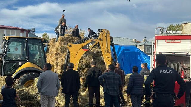 Karayazı'da evin önündeki otlar alev aldı