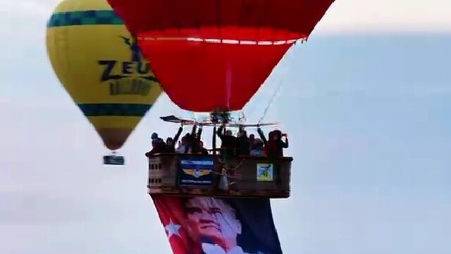 Cumhuriyet coşkusunda balonlar Türk bayraklarıyla gökyüzüne yükseldi