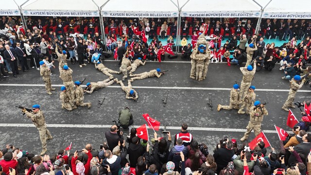 Komandoların gösterisi Cumhuriyet Bayramı kutlamalarına damga vurdu
Kayseri'de Cumhuriyet Bayramı coşkuyla kutlandı