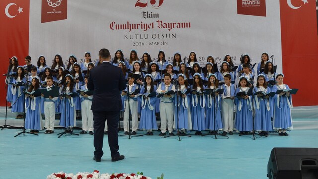 Mardin'de Cumhuriyet coşkusu; çocuk korosundan 4 dilde 'Yar Sabiha' türküsü