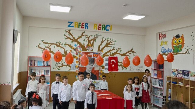 Minik yüreklerden Cumhuriyet'e anlamlı armağan: İstiklal Marşı'nın 10 kıtasını ezberlediler