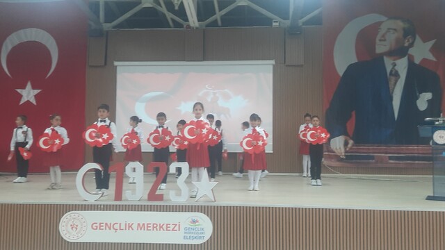 Eleşkirt'te 29 Ekim Cumhuriyet Bayramı coşkusu: Miniklerin gösterileri beğeni topladı