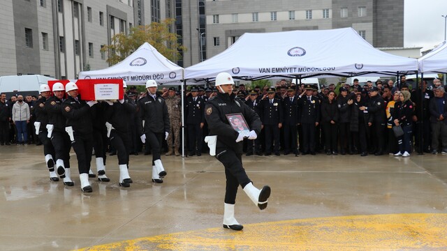 Trafik kazasında şehit olan polis memuru Tayfun Akalan için Van'da tören düzenlendi