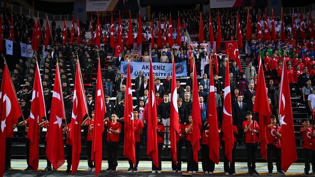 Antalya'da 29 Ekim 10 bin kişilik spor salonunda kutlandı
Meteorolojinin yağış uyarısında bulunduğu Antalya'da binlerce kişi, Cumhuriyet Bayramı'nı coşkuyla kutladı