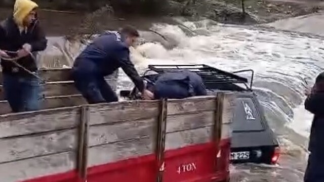 Otomobildeki iki kişi sele kapılmadan kurtarıldı