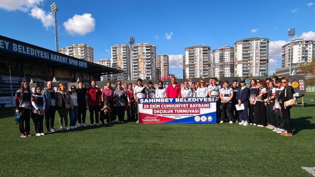 Şahinbey'de Cumhuriyet coşkusu sahalara taşındı
