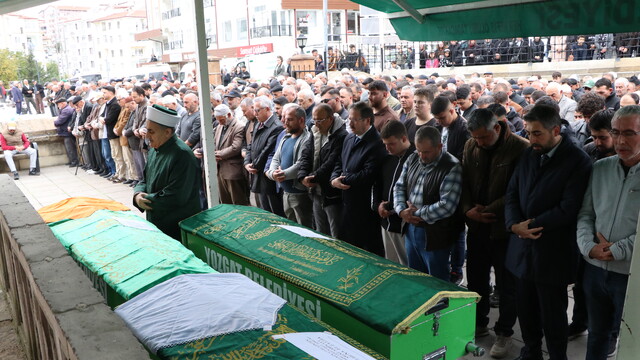 Çorum'daki kazada ölen aynı aileden 3 kişinin cenazeleri Yozgat'ta defnedildi