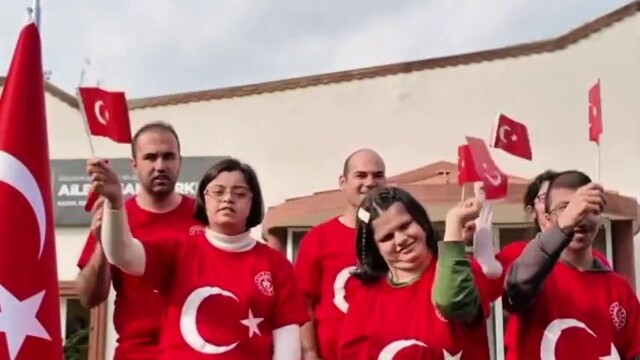 Erzurum Büyükşehir Belediyesi'nin özel öğrencili "Cumhuriyet" klibi sosyal medyada rekor kırıyor
