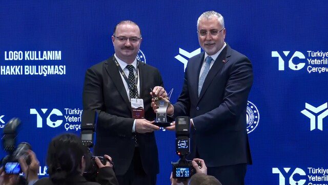 Atatürk Üniversitesi, TYÇ logo kullanımında zirvedeki yerini bakan Işıkhan tarafından verilen ödülle taçlandırdı