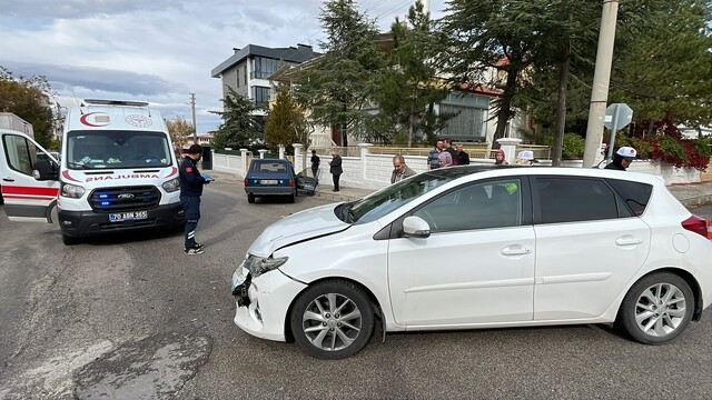 Karaman'da iki otomobil çarpıştı: 1 yaralı