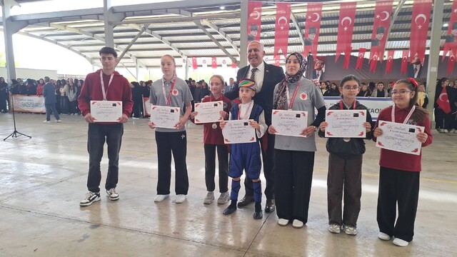 Hisarcık'ta Cumhuriyet Bayramı yarışmalarında dereceye giren öğrenciler ödüllendirildi